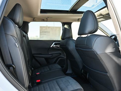 New 2025 Mitsubishi Outlander SE AWD/4WD image 12