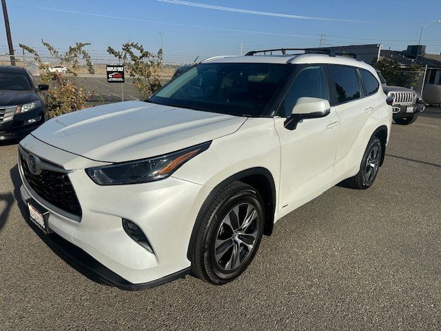 Used 2023 Toyota Highlander XLE AWD/4WD image 1