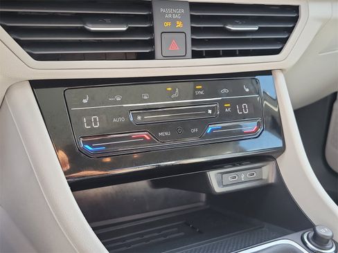 Certified 2025 Volkswagen Jetta SE image 24