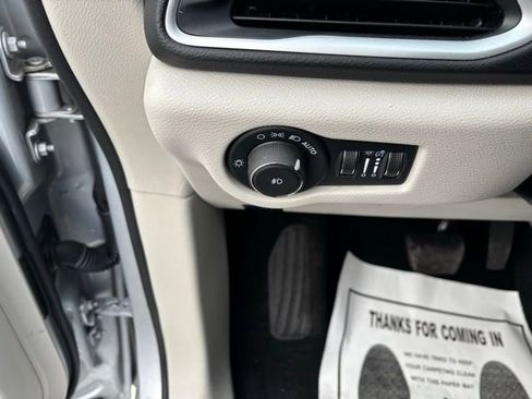 Used 2024 Chrysler Pacifica Touring-L image 9