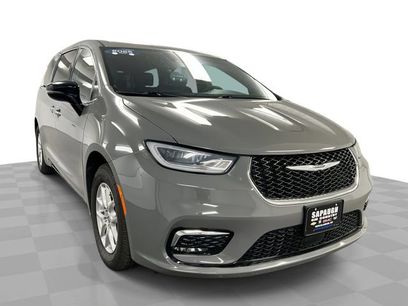 Used 2025 Chrysler Pacifica Select