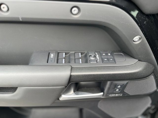 Used 2025 Land Rover Defender 110 V8 AWD/4WD image 18