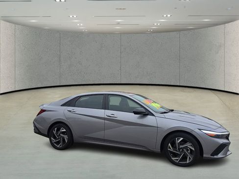 Used 2025 Hyundai Elantra Sport image 3