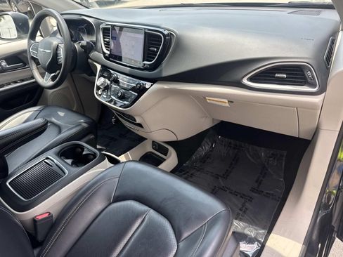 Used 2023 Chrysler Pacifica Touring-L FWD image 11