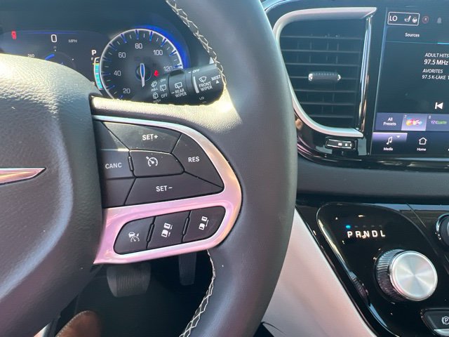 Used 2024 Chrysler Pacifica Touring-L FWD image 14