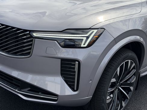 New 2026 Volvo XC90 B5 Plus w/ Protection Package Premier AWD/4WD image 8