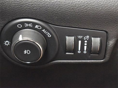 Used 2022 Jeep Compass Limited image 23