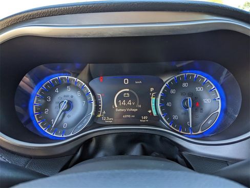 Used 2017 Chrysler Pacifica Limited image 38