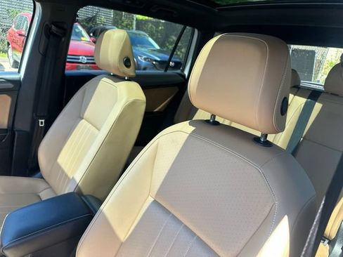 Used 2023 Volkswagen Tiguan SE w/ Panoramic Sunroof Package AWD/4WD image 12