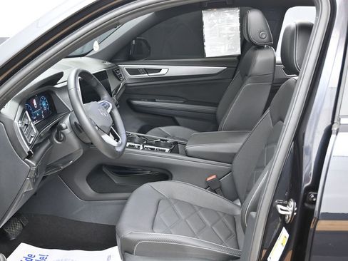 Used 2024 Volkswagen Atlas Cross Sport SE w/ Panoramic Sunroof Package FWD image 18
