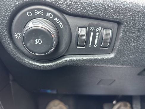Used 2025 Chrysler Pacifica Select FWD image 24