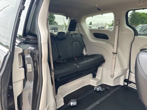 Used 2022 Chrysler Pacifica Touring-L FWD image 23