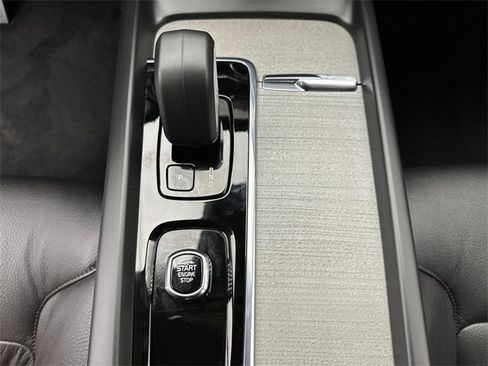 Certified 2025 Volvo XC60 B5 Plus image 20