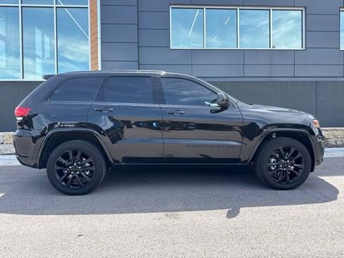 Used 2022 Jeep Grand Cherokee Laredo X AWD/4WD image 2