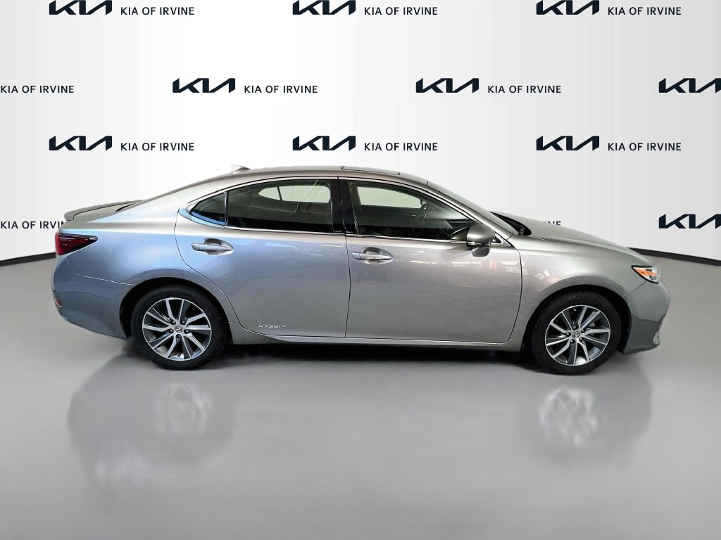 Used 2016 Lexus ES 300h w/ Luxury Package w/Wood Trim FWD image 9