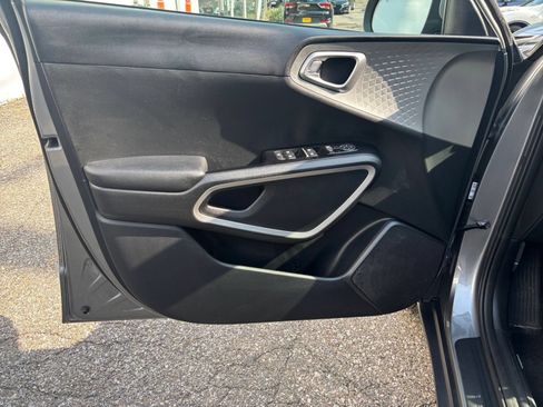 Used 2025 Kia Soul LX w/ LX Technology Package FWD image 18