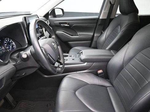 Used 2021 Toyota Highlander XLE FWD image 16