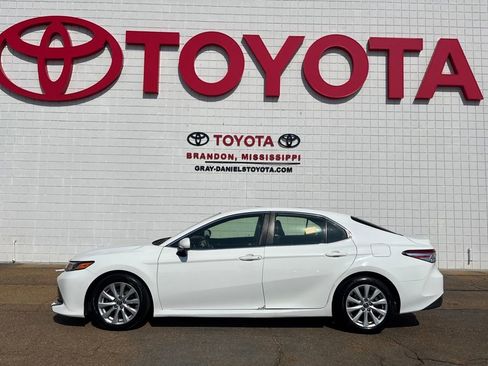 Used 2018 Toyota Camry LE image 2