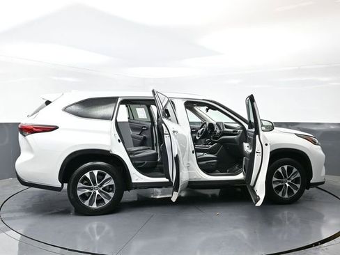 Used 2023 Toyota Highlander XLE FWD image 58