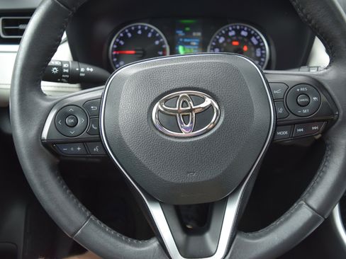 Used 2021 Toyota RAV4 XLE image 12