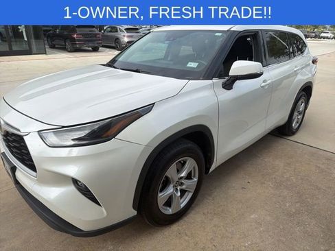Used 2021 Toyota Highlander LE image 1