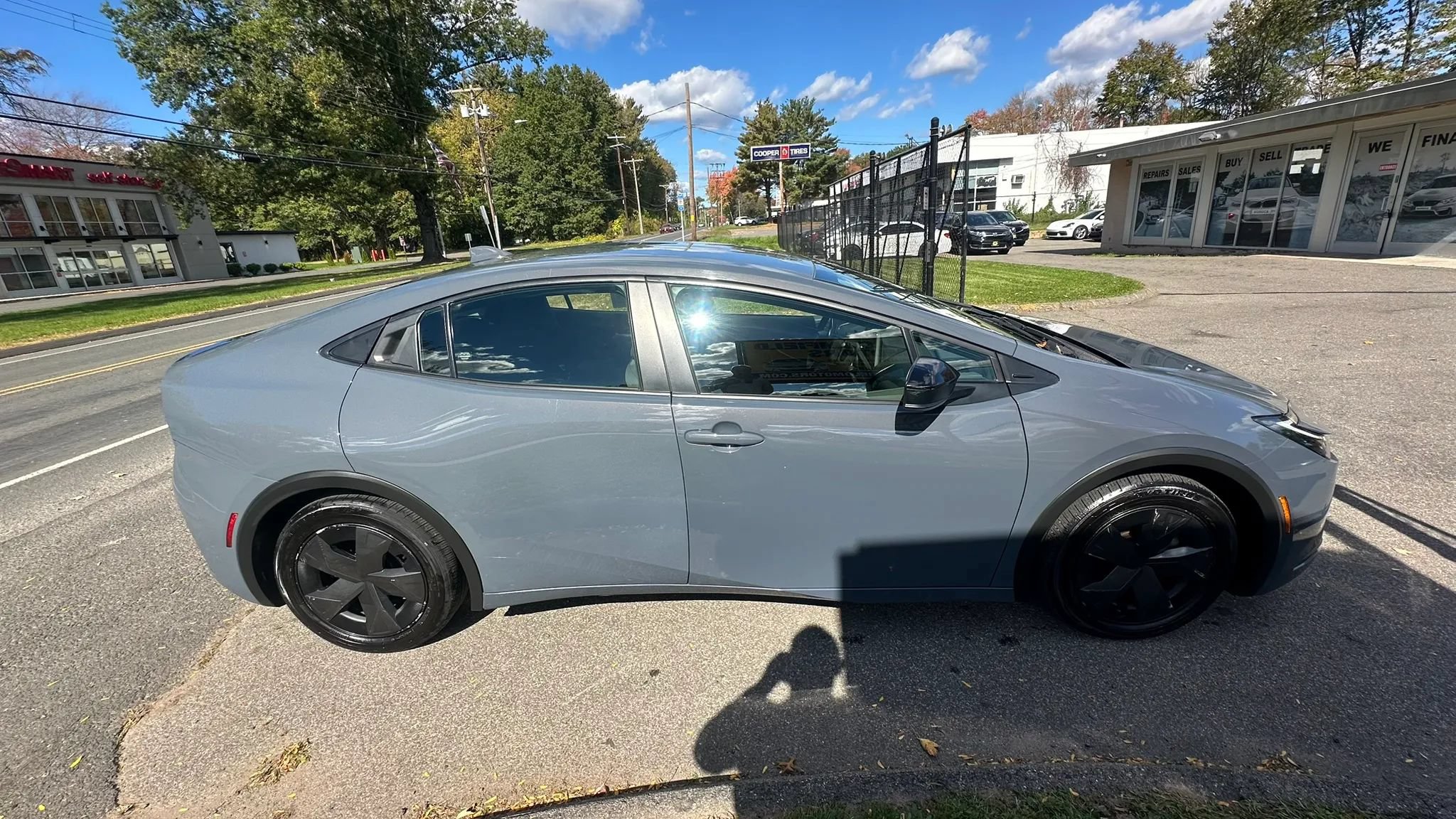 Used 2023 Toyota Prius LE FWD image 4