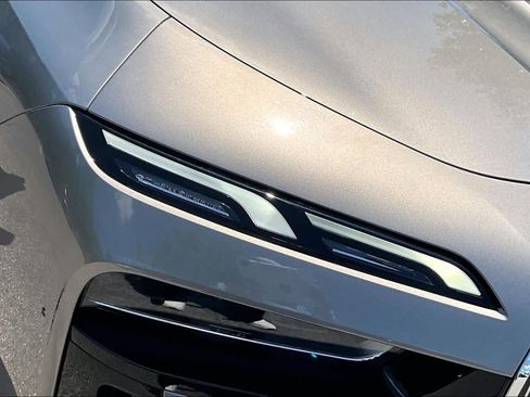 Certified 2025 BMW 740i RWD image 28