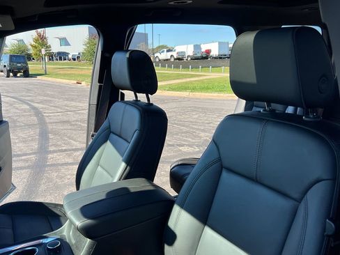 Used 2023 Chevrolet Traverse RS image 19