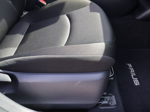 Used 2021 Toyota Prius L Eco FWD image 9