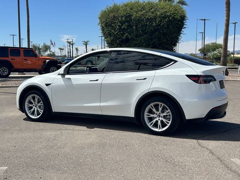 Used 2021 Tesla Model Y 2WD image 3