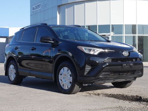 Used 2018 Toyota RAV4 LE FWD image 2