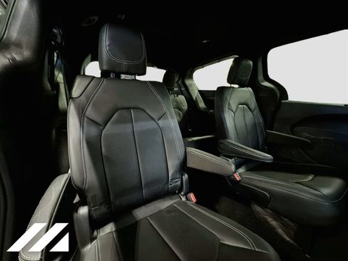 Used 2020 Chrysler Pacifica Touring-L w/ S Appearance Package FWD image 28
