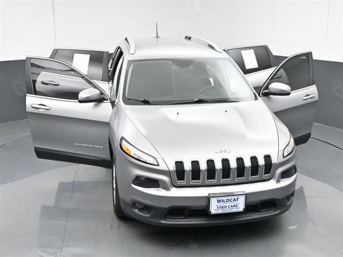 Used 2017 Jeep Cherokee Latitude w/ Cold Weather Group FWD image 38