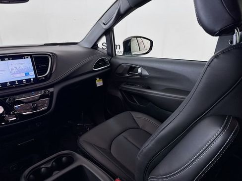New 2026 Chrysler Pacifica Select image 21