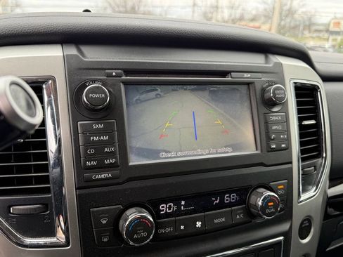 Used 2018 Nissan Titan SV w/ SV Convenience Package image 21