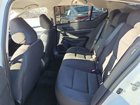 Used 2025 Nissan Altima 2.5 SV image 10