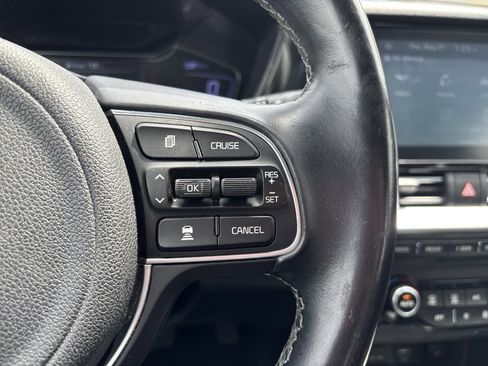 Used 2020 Kia Niro EX FWD image 26
