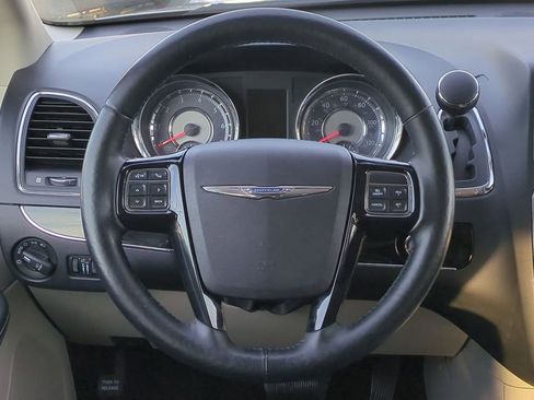 Used 2014 Chrysler Town & Country Touring-L image 27