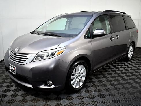 Used 2015 Toyota Sienna XLE image 1