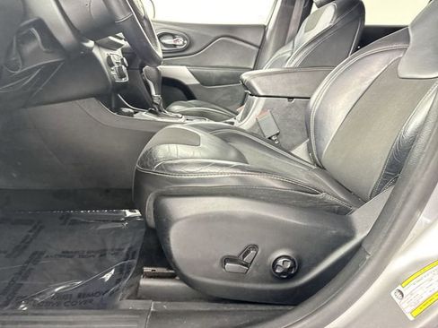 Used 2018 Jeep Cherokee Latitude Plus w/ Cold Weather Group AWD/4WD image 21