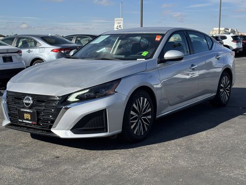 Used 2023 Nissan Altima 2.5 SV image 3