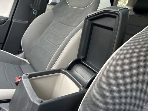 Certified 2025 Volkswagen Taos SE w/ Panoramic Sunroof Package image 39