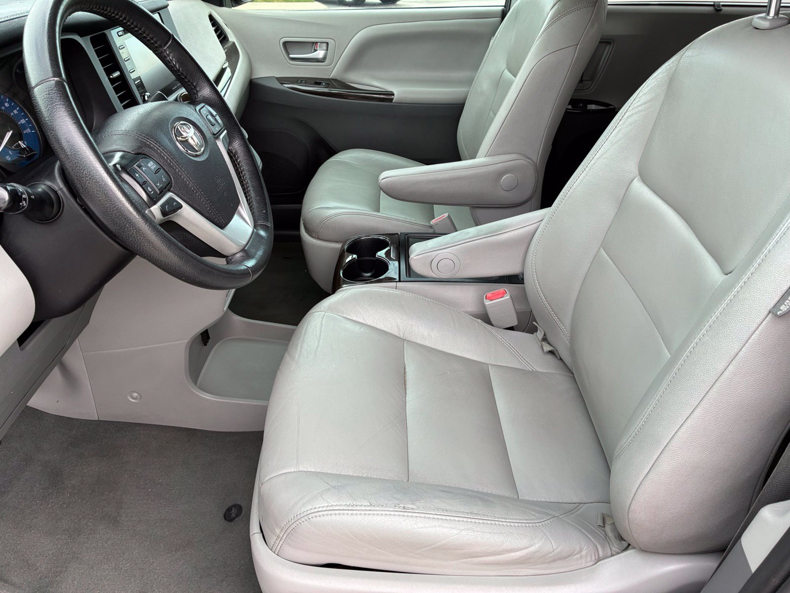 Used 2020 Toyota Sienna XLE Premium FWD image 14