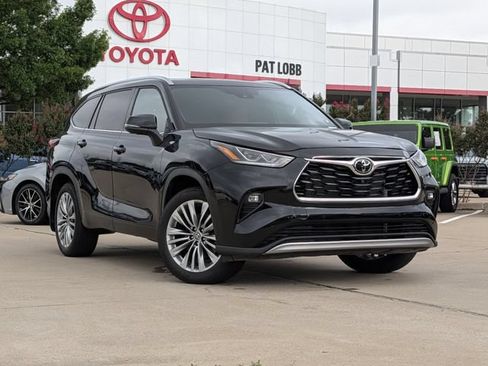 Used 2025 Toyota Highlander Platinum AWD/4WD image 2