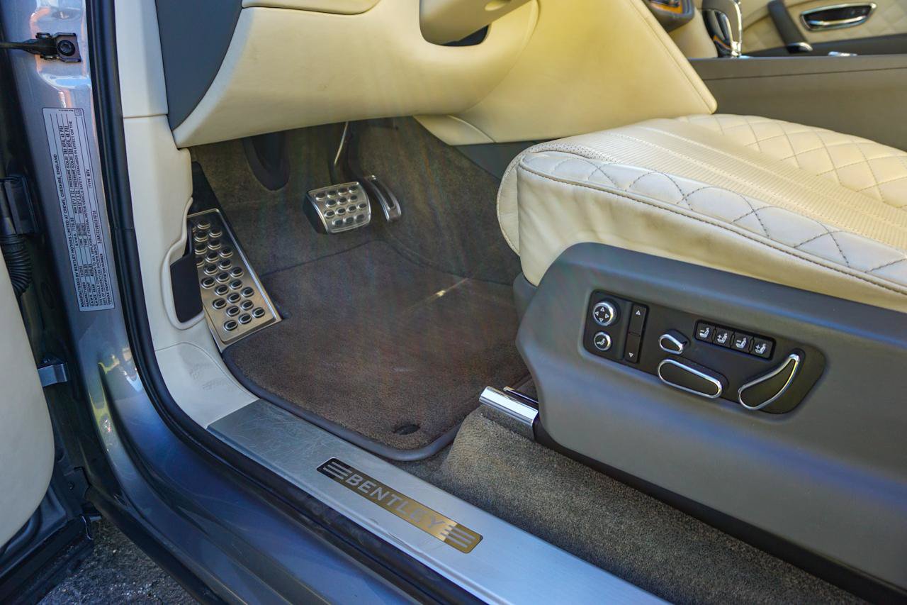 Used 2017 Bentley Bentayga AWD/4WD image 24