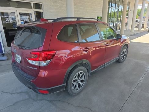 Used 2020 Subaru Forester Premium AWD/4WD image 3