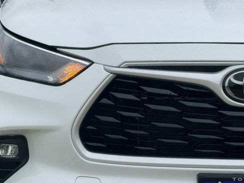 Used 2024 Toyota Highlander LE FWD image 4