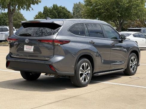 Used 2024 Toyota Highlander XLE FWD image 4