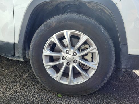 Used 2022 Jeep Cherokee Latitude Lux w/ Mopar Interior Package AWD/4WD image 16