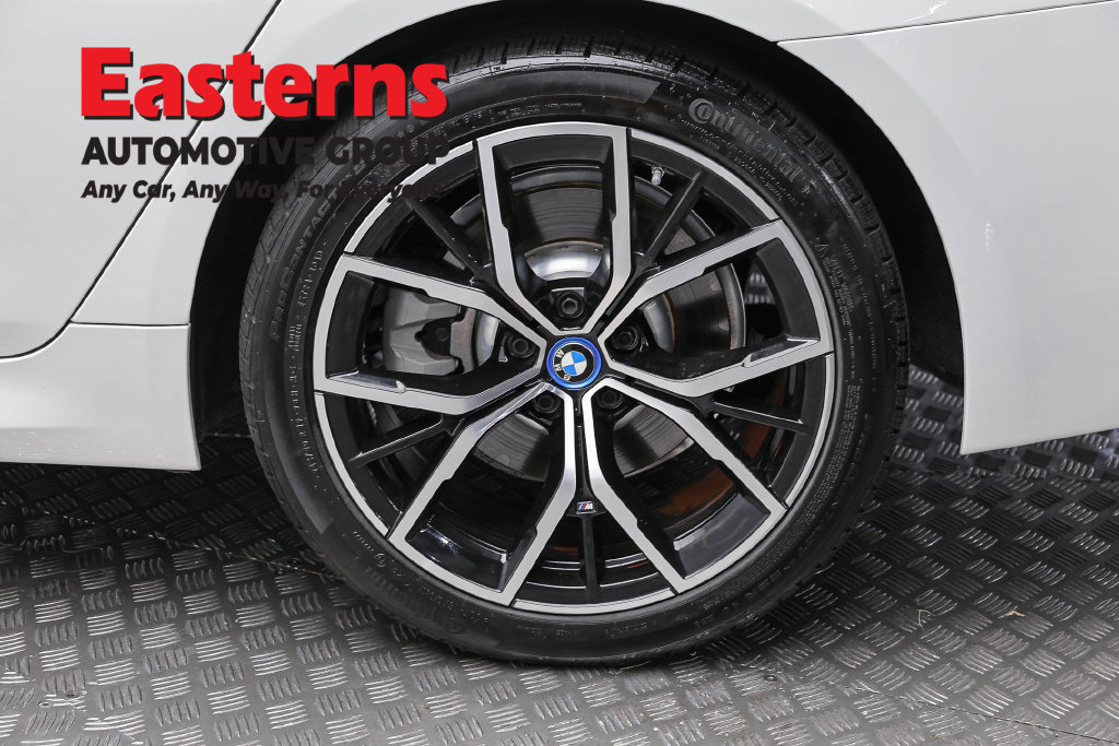 Used 2023 BMW 530e w/ M Sport Package RWD image 9